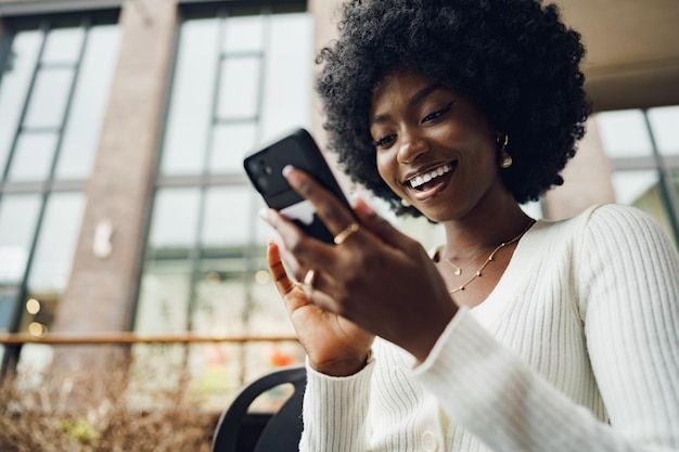 Cliente écrivant à l'institut depuis son téléphone